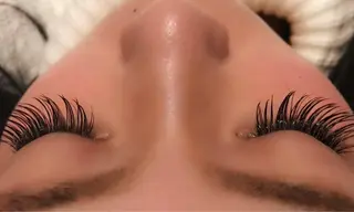 マツエク・マツパ UMEDA FIGAROのヘアスタイル