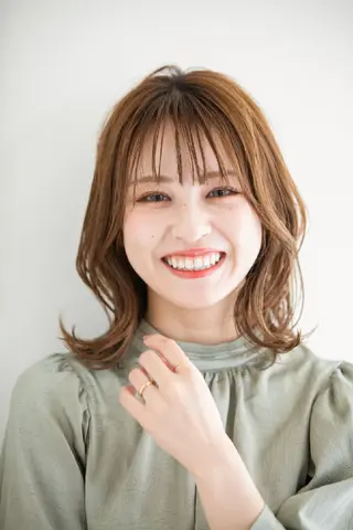 ミディアム 井上 真貴子のヘアスタイル