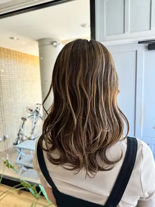 ロング カラー ツキダテ ユイのヘアスタイル