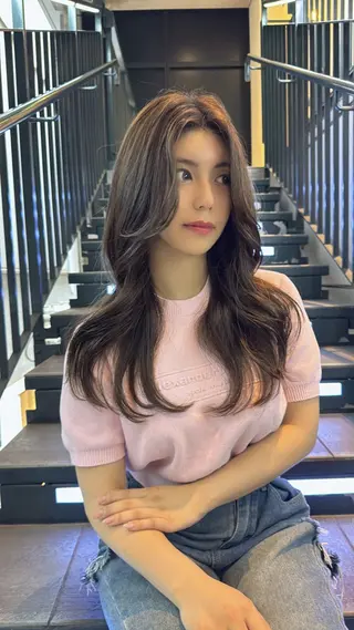 カラー AIRI layer cut hairのヘアスタイル