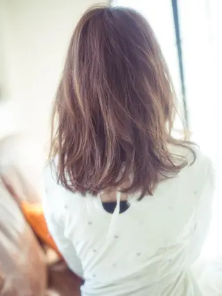 セミロング カラー ヤナ マネージャーのヘアスタイル