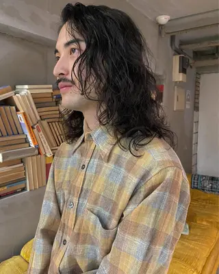 ミディアム パーマ メンズ パーマ、髪質改善 カズマのヘアスタイル