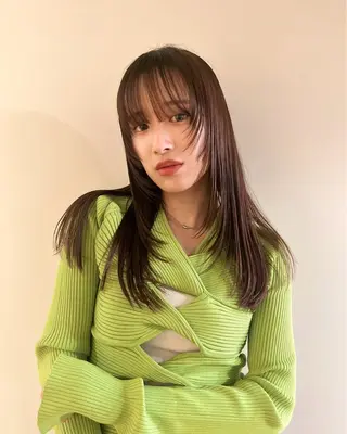 ミディアム カラー 束所属・毛流れセンターパート Sakiのヘアスタイル