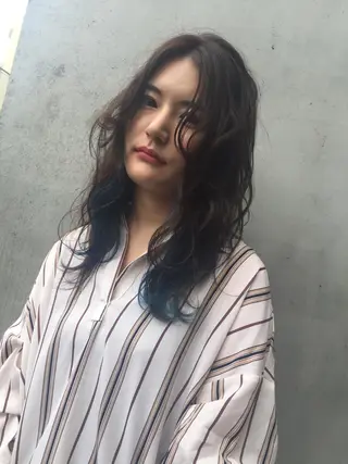 セミロング ホワイト&レイヤーカ ットエクステ長畠俊輔のヘアスタイル