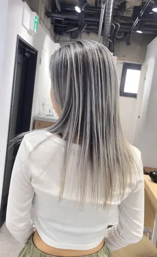 ロング カラー FOLK所属・白髪ぼかしハイライト バレイヤージュヤマトのヘアスタイル