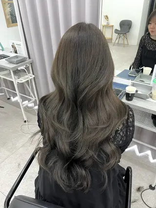 ロング カラー 柔らかオリーブ🌿‬ Himari🌻のヘアスタイル