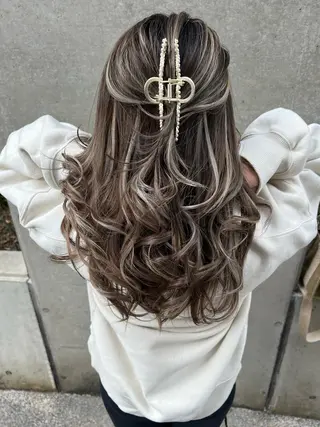 ロング カラー ヘアアレンジ tre/e'所属・橋本 昇平のヘアスタイル