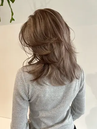 ミディアム 乕谷 美潮のヘアスタイル