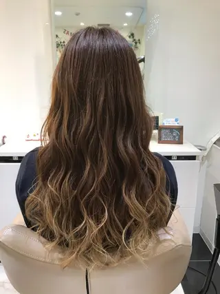 ロング カラー 清藤綾/脱白髪染め 白髪ぼかしハイライトのヘアスタイル