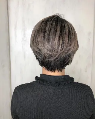 ショート カラー AnFye une qatllのヘアスタイル