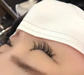 マツエク・マツパ 保子 祐里香のヘアスタイル