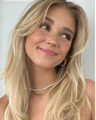 ロング karin💋海外 バタフライカットのヘアスタイル