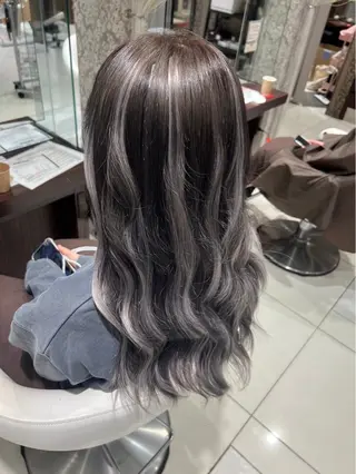 EARTH所属・NATSUMI 透明感カラーのヘアスタイル