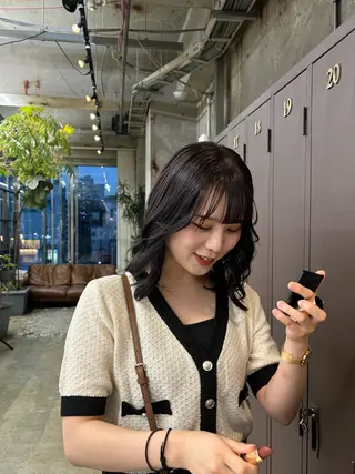 ミディアム カラー 愛加パーマ・レイヤー ・ピンクカラーのヘアスタイル