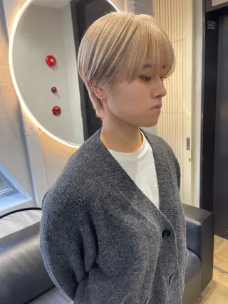 ショート カラー TATSUブリーチ/ ミルクティーベージュのヘアスタイル