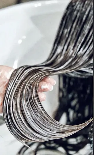 セミロング ヤノ ナオミのヘアスタイル