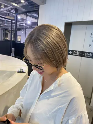 ミディアム ブリーチ/ハイトーン /大人バレイヤージュのヘアスタイル