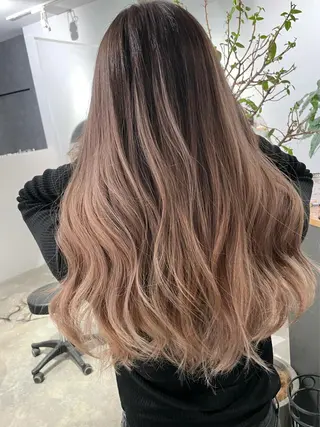 ロング 岸川 恭子のヘアスタイル