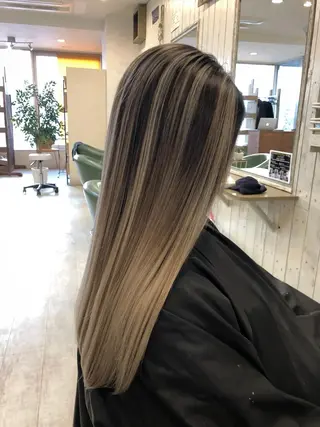 ロング 韓国レイヤー外国人風 透明感カラー髪質改善のヘアスタイル