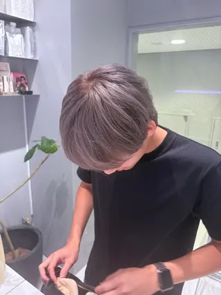 ショート カラー メンズ 菜々🫧新宿 透明感ケアブリーチのヘアスタイル