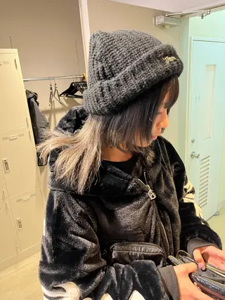 セミロング 寒色＆ブリーチ特化 寒色MiOのヘアスタイル