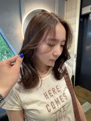 ミディアム カラー TATSUブリーチ/ ミルクティーベージュのヘアスタイル