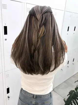 セミロング Ⓜ︎iyu🌊/海外 風ハイライト特化のヘアスタイル