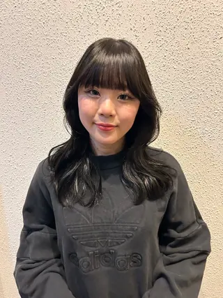 ミディアム カラー 角田 桃香のヘアスタイル