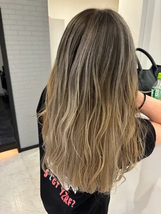 ロング カラー che're AMIE所属・山中 真紫のヘアスタイル