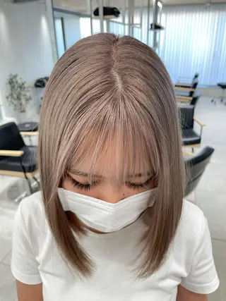 ミディアム カラー レイヤーカット 透明感カラーのヘアスタイル