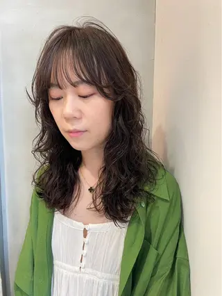 セミロング パーマ 暗髪🐈‍⬛艶髪☔︎ 愛弥のヘアスタイル