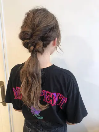 ロング カラー ヘアアレンジ MIOベージュカラー 柔らかいカラーのヘアスタイル