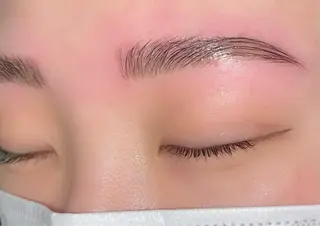 アイブロウ i.+OMOTESANDO所属・mei / 艶カラー ミディアム レイヤーのヘアスタイル