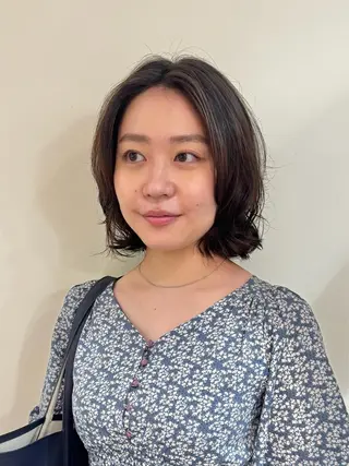 ミディアム パーマ タツキ／レイヤー／ パーマ／艶カラーのヘアスタイル