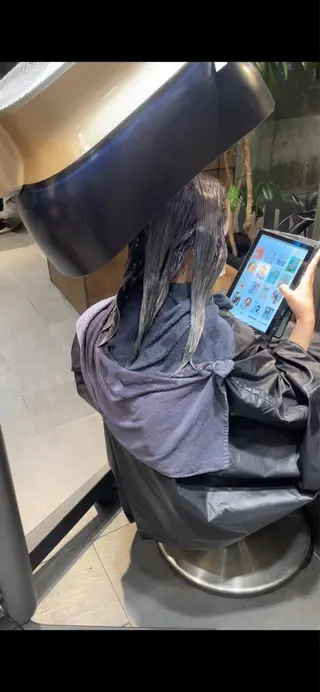 ミディアム カラー ブリーチ＆縮毛矯正 🧸tomoki🧸のヘアスタイル