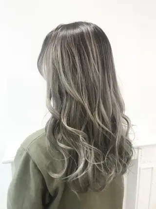 ロング カラー いけだ　ひかり ハイライトくびれヘアのヘアスタイル