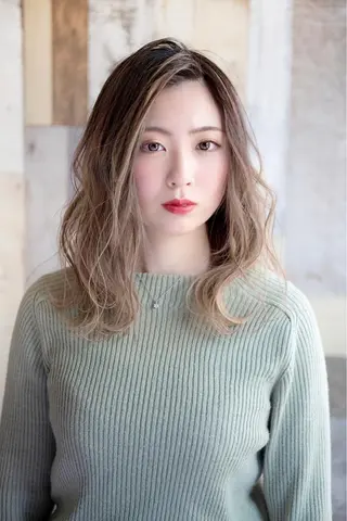 ミディアム カラー Aile所属・酸性ストレート／カラ ー/山下高明のヘアスタイル