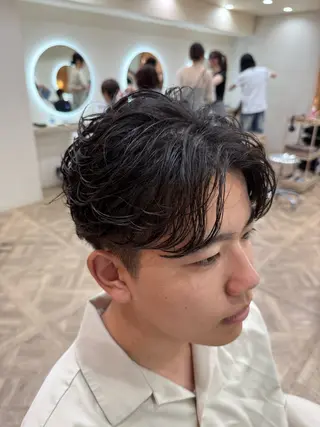 パーマ メンズ MEN‘S HAIR BLEACHi塩釜口所属・市原亮/塩釜口/ ツイスパ/波巻きのヘアスタイル