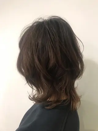 ミディアム カラー いけだ　ひかり ハイライトくびれヘアのヘアスタイル