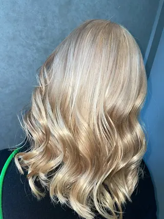 ミディアム カラー ゾートスサロンモガ所属・スタイリスト まきのヘアスタイル