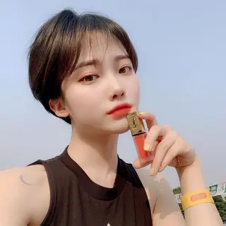 ショート 曲がる縮毛矯正 センターパートのヘアスタイル