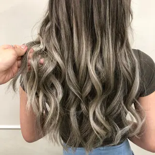 ロング エクステ ハイトーン 💭黒崎ハルカのヘアスタイル