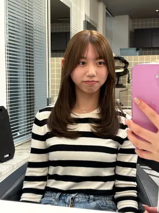 カラー ベージュ／ブラウン/ ナチュラルレイヤーのヘアスタイル