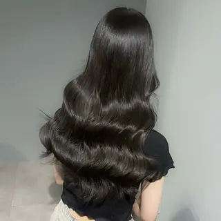 ロング シオン/艶髪/ グレージュカラーのヘアスタイル