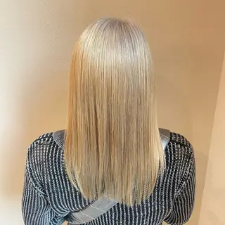 ミディアム カラー 岡本 彩香のヘアスタイル