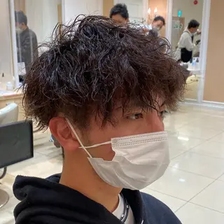 ミディアム パーマ メンズ メンズ特化型美容師 栗山勇人のヘアスタイル