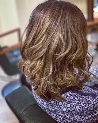 ミディアム カラー 碓井 美雪のヘアスタイル