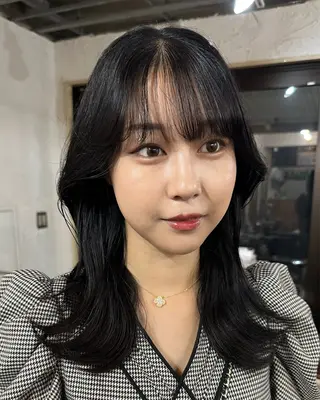 セミロング カラー フリーランス所属・韓国ヘア レイヤー くびれヘアMATSUのヘアスタイル