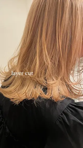 ミディアム カラー ミウラナツサ /レイヤーカットのヘアスタイル