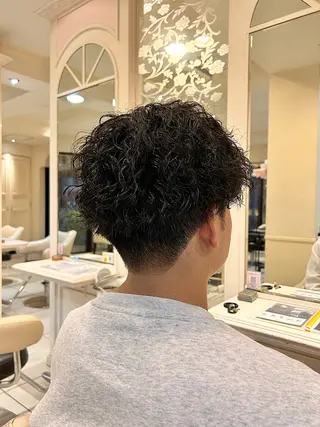 パーマ メンズ 巻ける縮毛矯正 🌺 海外っぽワインレッドのヘアスタイル